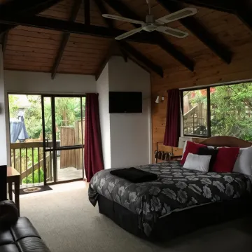 Grafton Cottage & Chalets