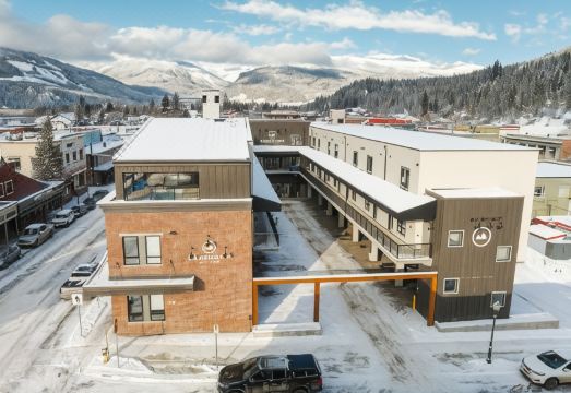 베이스캠프 스위트 레블스톡