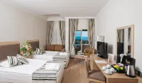 Crystal Tat Beach Golf Resort & Spa فنادق في Serik