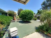 Colorful Warm Weather Jewel House 10,000 sq ft lot. Hotels in Menifee