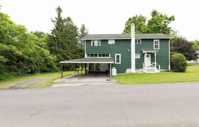 Spacious 5-bedroom house, WiFi, AC, 1 block from Lake & Main St.