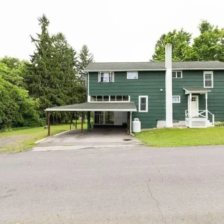 Spacious 5-bedroom house, WiFi, AC, 1 block from Lake & Main St.