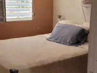 Casa LOLO on hills of Culebra, mountain and airport views . فنادق في كوليبرا