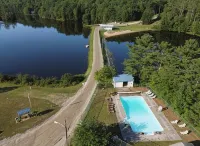Family-Friendly Lakefront Cabin Nestled in the White Mountains! - Hytter