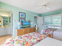 Waterfront Island House #14, Rum Point, Beach, Pool, Bikes, Kayaks, Paddleboards Hotels in Rum Point