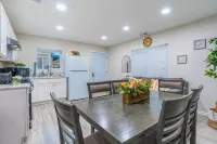 M2-Bungalow Home Quiet & safe 3bedroom 2 bath Foot of the mountain Kingbed! - Wi-Fi