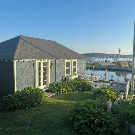 The Boathouse: cozy cottage at harbor's edge - walk to downtown Stonington
