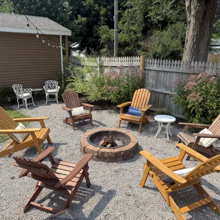 N Shore Bungalow-Close to St Joe, beaches, golf, wineries, 45 min to Notre Dame