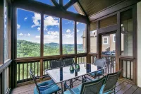 Tranquil Waters Retreat: Hot Tub, Pool & Lake Views