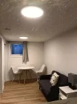 Private Bath Living Room Basement Suite with Shared Entry Shared Entry & Kitchen - บังกะโล