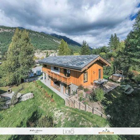 Veliski-Lodge, a chalet for rent in Haute-Maurienne Отели в г. Браман