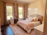 Private resort-style pool. Spacious new house 16 min to Jordan-Hare stadium.