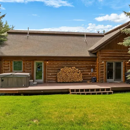 Freshly remodeled 3 bedroom condo with private hot tub!!