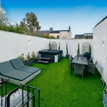 Gloucester Place Townhouse with Hot Tub!