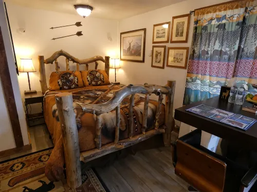 Yellowstone Studio # 2. Just One Mile From Yellowstone's Main Entrance - 2-Star
