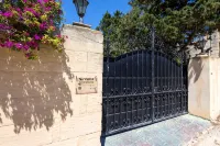Villa Nirvana - 4 bedrooms (sleeps 8 + 2 kids) Qala village - Homestays