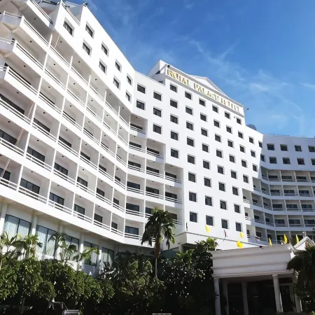 Royal Palace Hotel Отели рядом с достопримечательностью «Калссик Караоке»