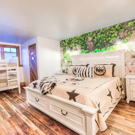 STUNNING Ski Condo, 250 yards to Gondola PRIVATE Sauna, AC, Pool, Hot Tubs!