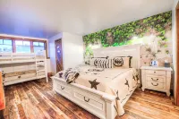 STUNNING Ski Condo, 250 yards to Gondola  PRIVATE Sauna, AC, Pool, Hot Tubs! - Swimmingpools