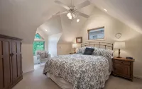 Lake Views! HOT TUB! Walk to Lake Rentals, Coffee & Eats. Minutes to Everything! - Chalets