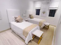 Luxe Private Pool Villa in Porters Place, Exclusive Beach Club Access, Gym & BBQ Hotels in Porters