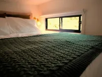 Kookaburra's Perch Tiny House. Secluded, Peaceful and Dog Friendly. Hotels in Warburton