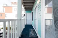 "Coastal Cove": Ocean Front Sea Life with a POOL!