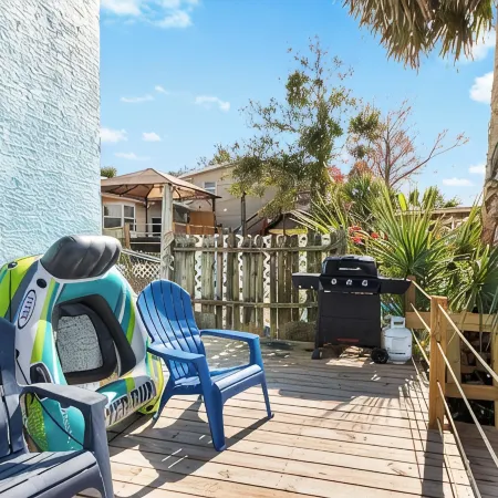 Waterfront: Jacuzzi, SUP, Kayaks, Big H2O Mat, Fun Room, Ping Pong, Dock & Canoe