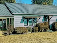 Charming 2-bedroom farmhouse in wonderful Gleason with AC, WiFi 威克利縣住宿飯店