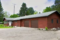Charming Red Cabin in the woods. A perfect stay just 3 min from ski resort!