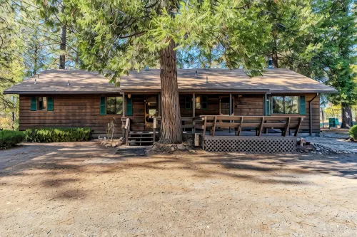 Family & Dog friendly Fenced 5Acr: Pool Table, Playground, Firepit, BBQ, Starlnk