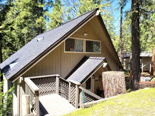 Cozy 3-bedroom chalet with loft in charming Mi-Wuk Village. - Hytter