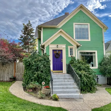 Downtown Historic Home. One block to downtown, cozy gathering place!