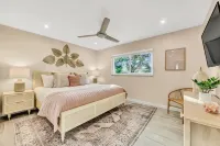 Pool, hot tub, putting green, pickleball, tiki bar, fire pit - Wifi