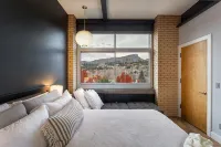 Amazing Downtown Loft, Sunsets, Dogs, Views