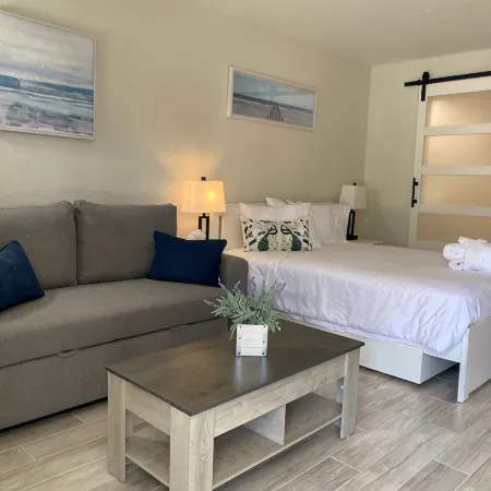 Premier Waterfront Room, Tiki Bar & Grill, Live Music, Pool, Gym, Kitchenette