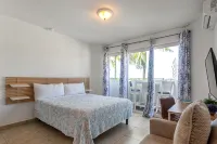 Ocean View Studio in Maho, Beach Access