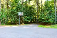 Heated Saltwater Pool • 4 Min to Woodstock • Private Deck & Fire Pit - 4성급