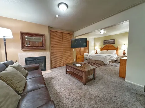 Deluxe, Spacious Studio Condo in the Heart of Prospector Square, w/ Full Kitchen - 2-نجوم