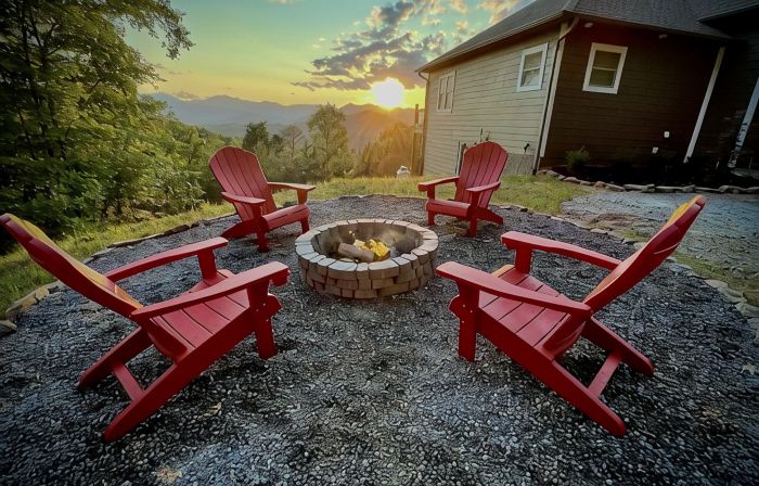 Butterfly Mountain Cabin for 8 w/amazing view+wifi, 3 bdrm, 3.5 bath, & firepit