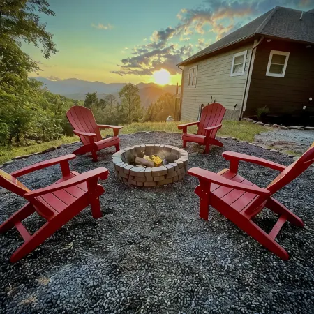 Butterfly Mountain Cabin for 8 w/amazing view+wifi, 3 bdrm, 3.5 bath, & firepit