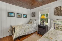 Walk to Downtown Cashiers!CharmingSecluded Cottage w/Resort Access –Pet Friendly