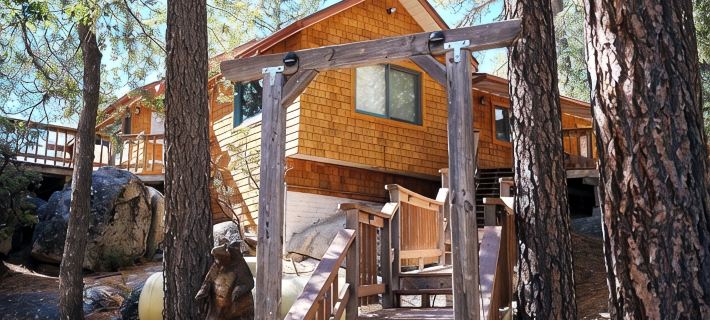 Light filled 3-bedroom cabin with a stone fireplace in magical Idyllwild, CA Hotels in Idyllwild