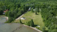 Large farmhouse style cottage located on three acres of waterfront property. - Homestays
