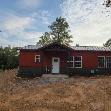 Cozy cabin 16 miles from Razorback Stadium great for game weekends. No pets.