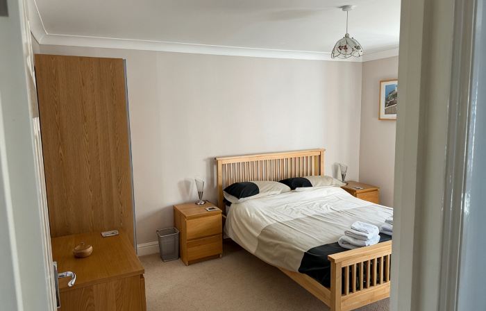 4 Star Luxury Ground Floor apartment, quiet with 2 car covered parking