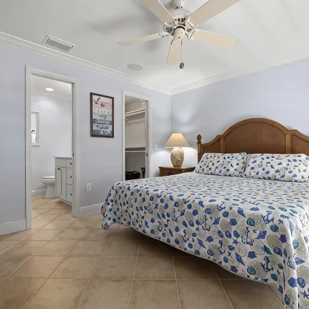 Palm Bay Club!!! Resort Living on Siesta Key!!! Beach to Bay!!!