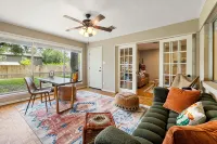 Spring Nights: Fire Pit, BBQ, Games, Pets, 1 Mile to TX A&M, 8 Car Parking