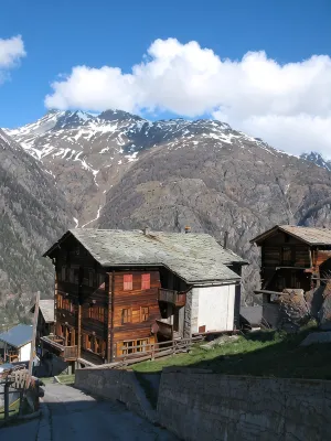 Alpia 26 - 2 room apartment in a traditional Valais house Hotels near Plattja
