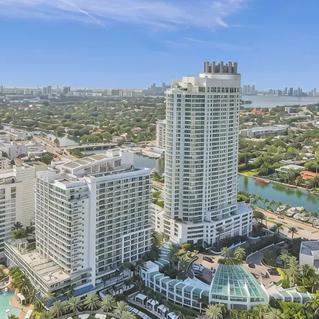 Fontainebleau III Ocean View Suite. Full Sized Kitchen Free Valet & Spa Passes!